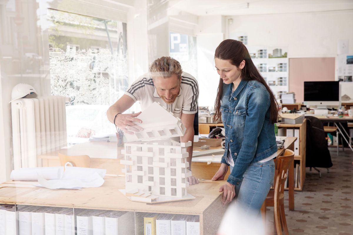 BM-Schülerin und Lehrmeister vor einem Architekturmodell